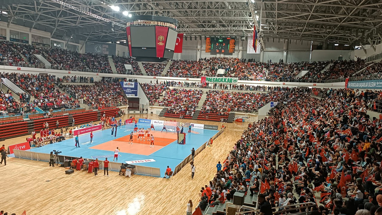 Genç AKSES’liler Voleybol Milli Maçını İzledi