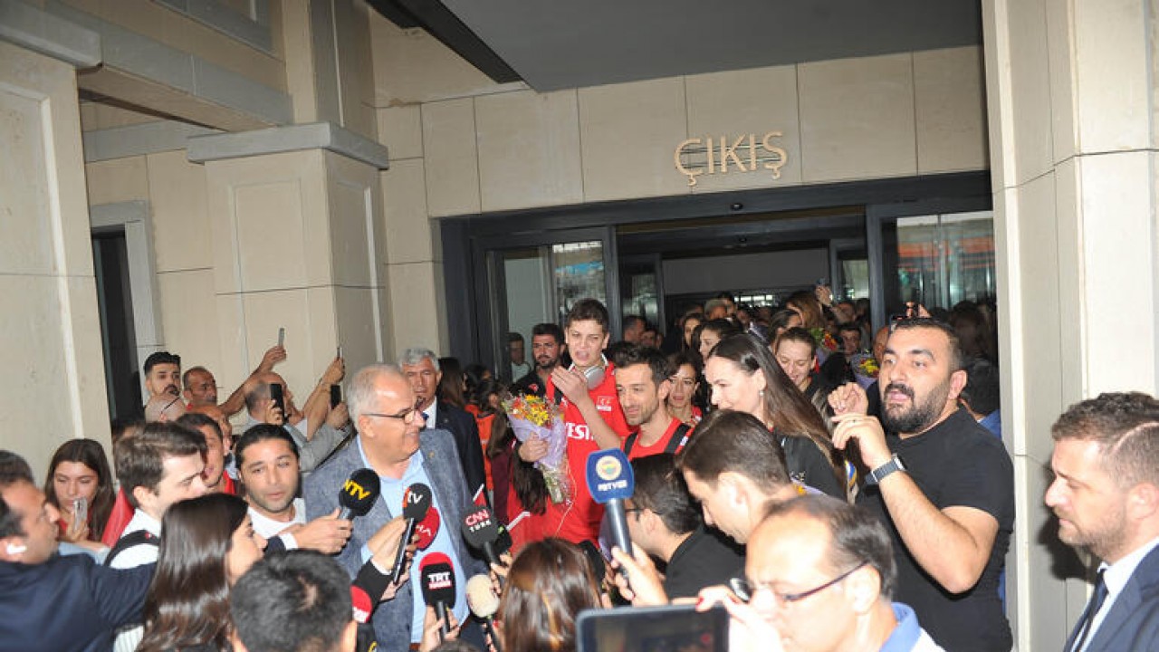 Avrupa şampiyonu A Milli Kadın Voleybol Takımı, yurda döndü