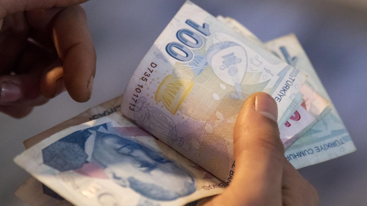 Memur emeklilerinin aylık ve ikramiyeleri hesaplara yatırıldı